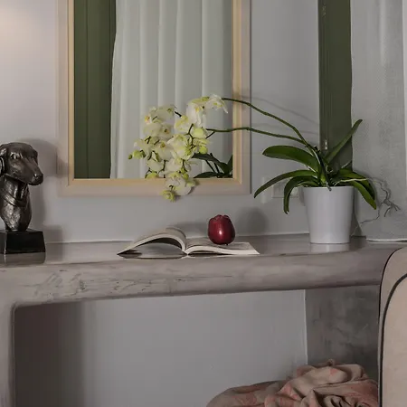 فندق إليمنتس أوف كالديرا سويتس