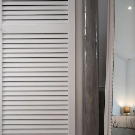 فندق إليمنتس أوف كالديرا سويتس